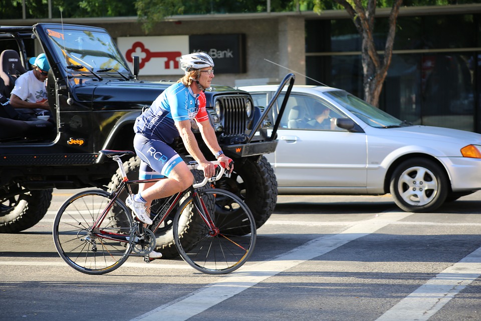 Ciclisti in mezzo al traffico