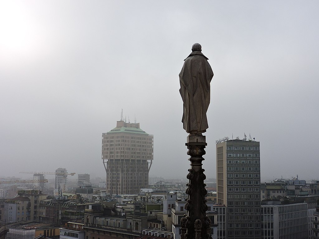Scorcio della città di Milano avvolta nella nebbia