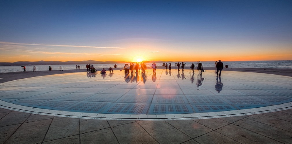 Tramonto su impianto fotovoltaico su banchina sul mare