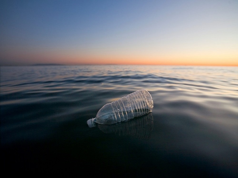 bottiglia di plastica nell'oceano