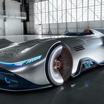 Alla scuderia della multinazionale tedesca si aggiunge la Eq Silver Arrow, prototipo monoposto che ricorda la celebre W125 Rekordwagen del 1937. La vettura è alta 5,3 metri e alta appena uno. Il motore elettrico a zero emissioni raggiunge 750 CV di potenza massima e l’auto è alimentato da una batteria da 80 kWh posizionata nel pavimento.