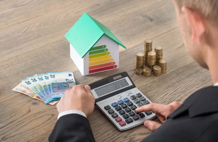 Persona fa i conti per le spese energetiche