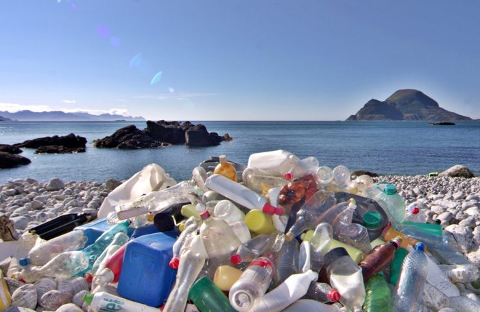 Bottiglie di plastica inquinano una spiaggia
