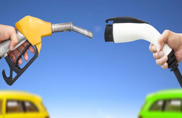 Pistola per la benzina contro caricatore elettrico