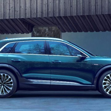 Suv compatto e agile, e-tron coniuga l’eleganza del marchio Audi con prestazioni di altissimo livello. Grazie ai due motori elettrici è in grado arrivare da 0 a 100 km/h in meno di 6 secondi. Già presente sul mercato italiano, si trova a partire da € 82.900.