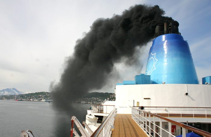 Il fumo che esce da una ciminiera di una nave da crociera