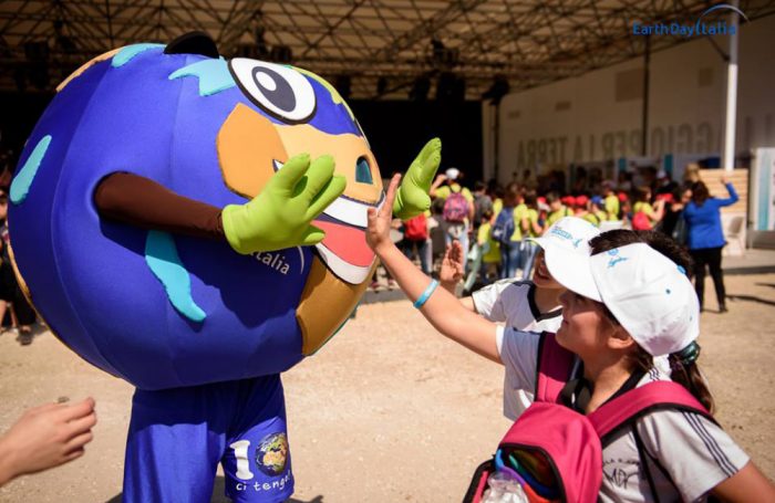 La mascotte del Villaggio per la Terra di Earth Day Italia a Roma