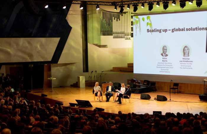 Un dibattito durante il Forum Mondiale dell'Economia Circolare 2019
