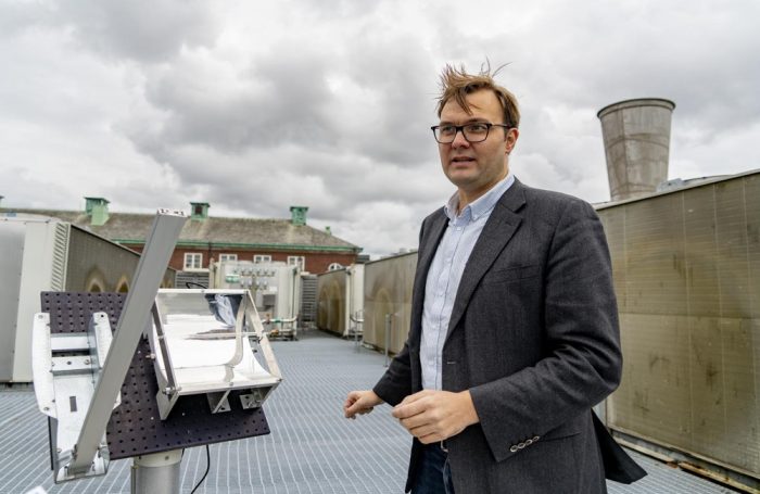 Il professor Kasper Moth-Poulsen, capo del team di ricerca, sul tetto del campus universitario di Göteborg, con il collettore solare termico