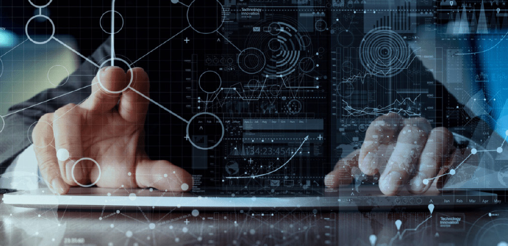 Le dita di una lavoratore cliccano su uno schermo tridimensionale