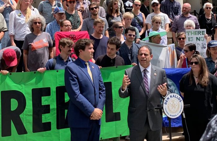 Benjamin Kallos e Costa Constantinides del New York City Council manifestano a favore della risoluzione per dichiarare l'emergenza climatica