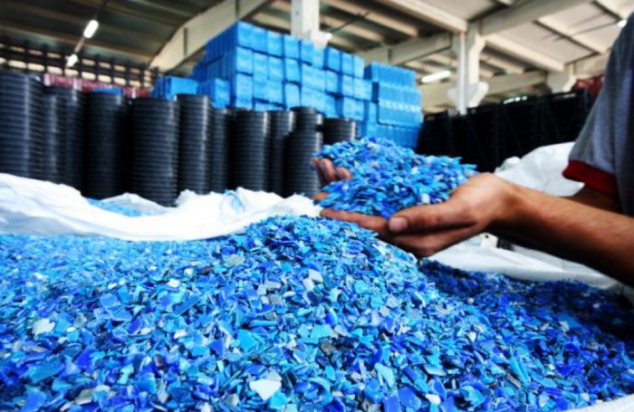 La lavorazione della plastica riciclata